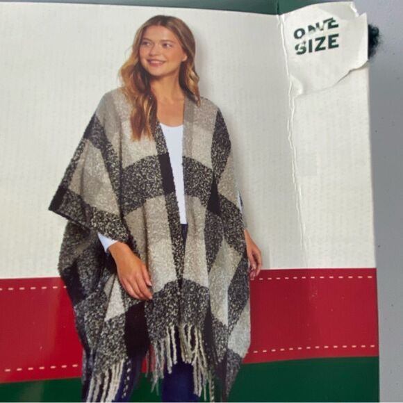 NWT Woolrich Cozy Blanket Wrap Shawl OS‎ Black White Gray Plaid Fringe Pancho - Picture 5 of 6